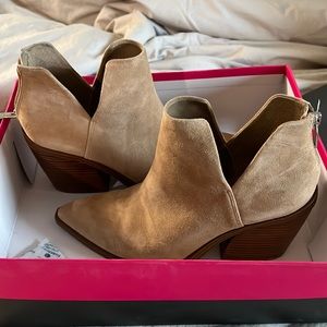 Like new Vince camuto booties size 7 TTS